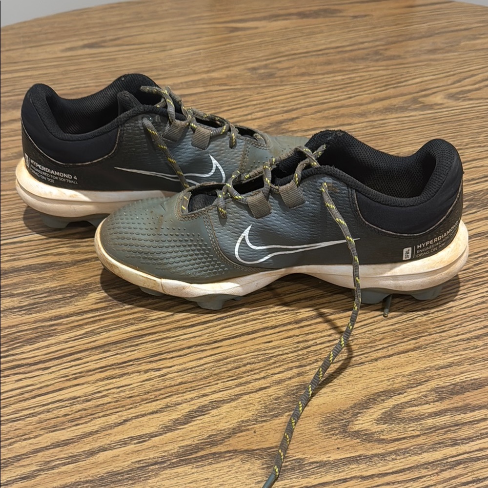 Nike Black and Gray Athletic Shoes Sleek Design
